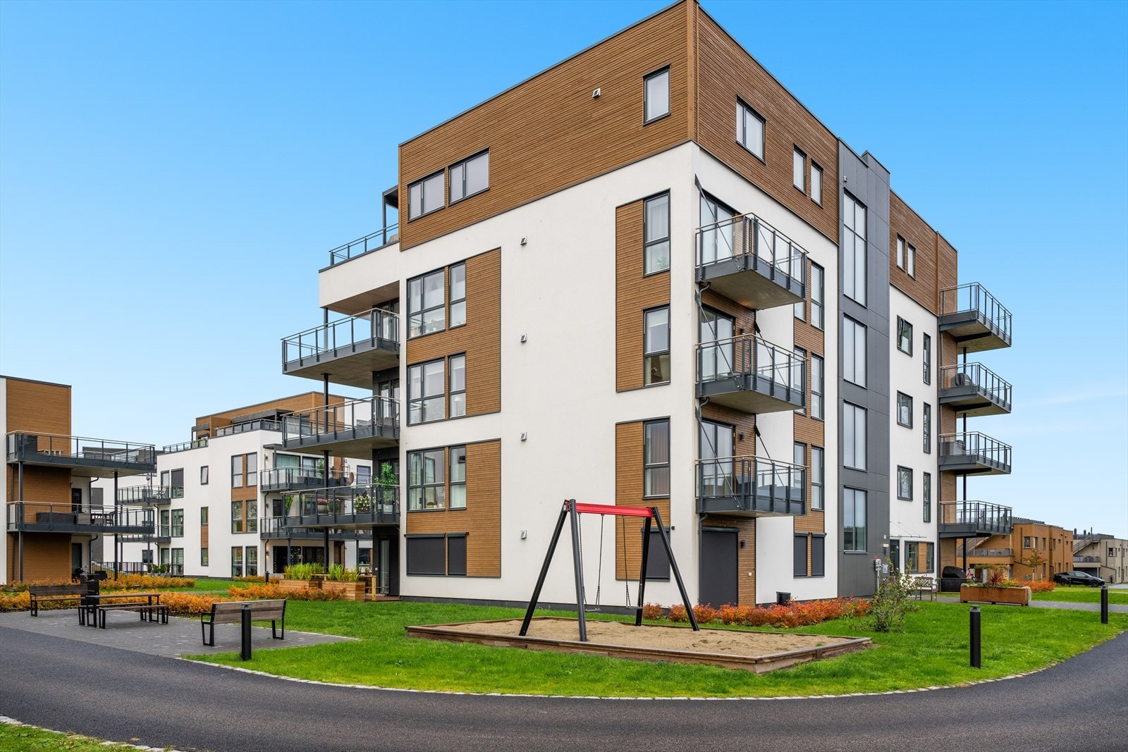 Benkeplasser med bord og huskestativ til barna Galleribilde