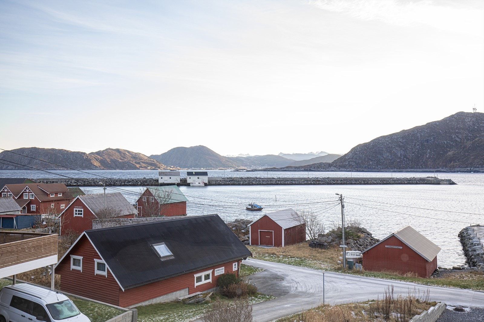 Du får nydelig utsikt over Nerlandsøy, Leinøy, Remøy og sjøen Galleribilde