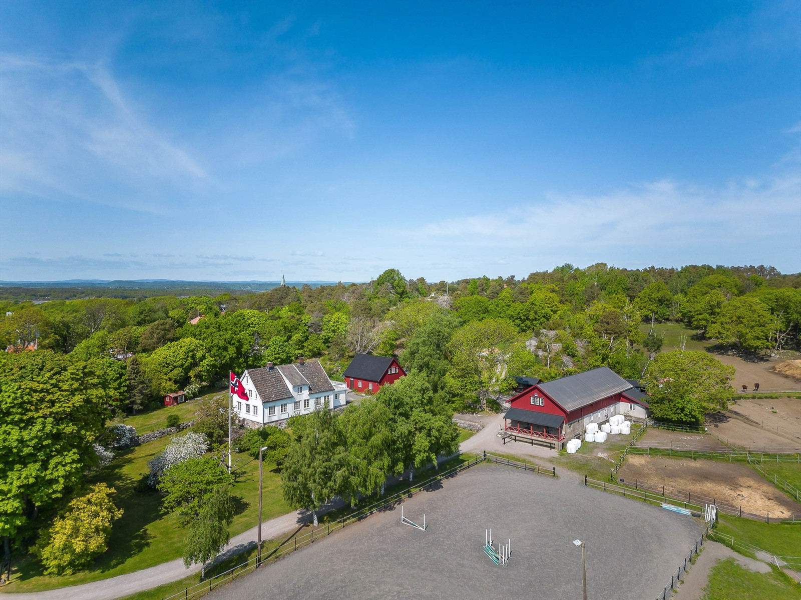 Østjordet gård - et herskapelig småbruk med våningshus, innredet sidebygning, stall med 12 bokser og egen ridebane!