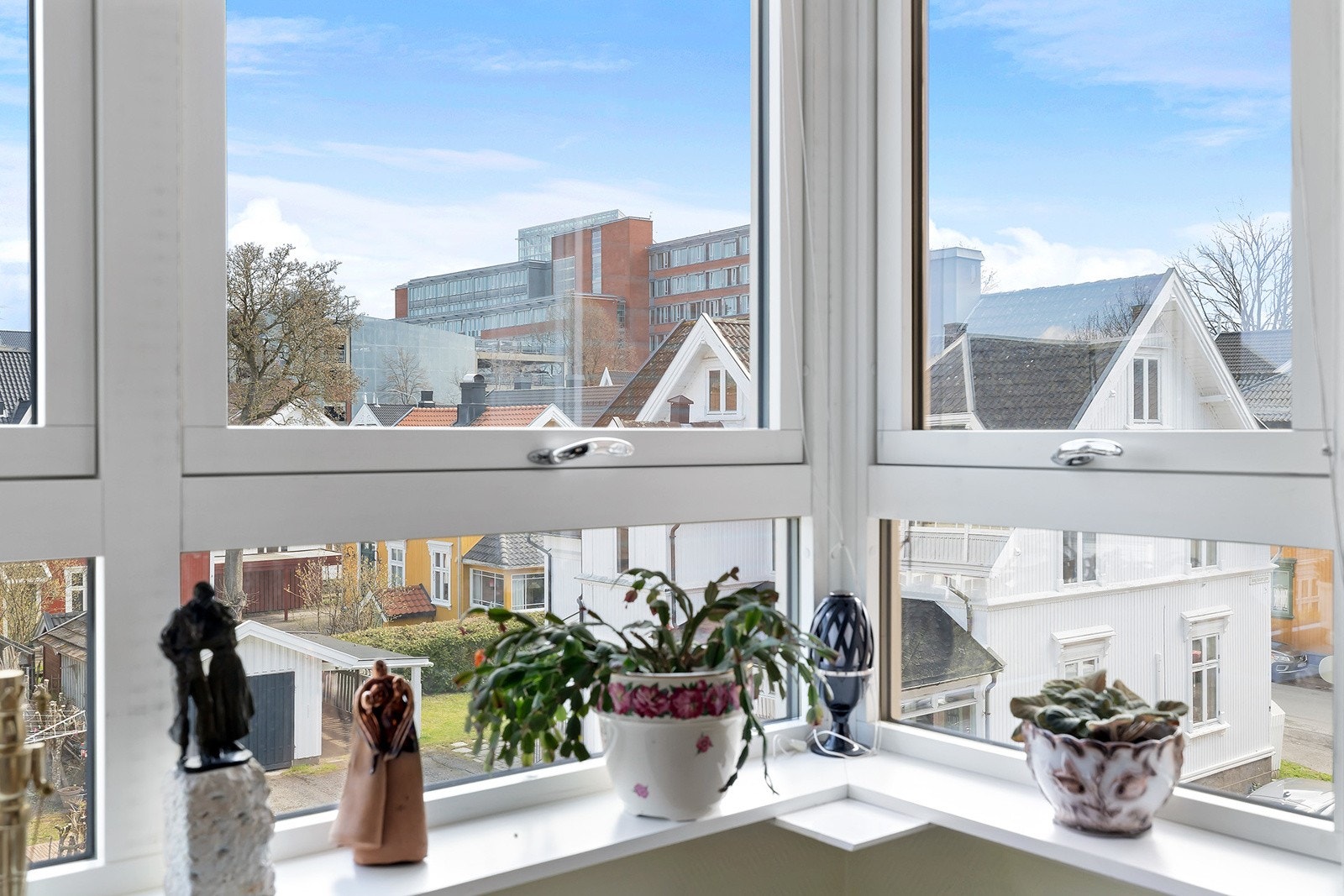 Utsikt - store vindusflater som gir godt med lysinnslipp Galleribilde