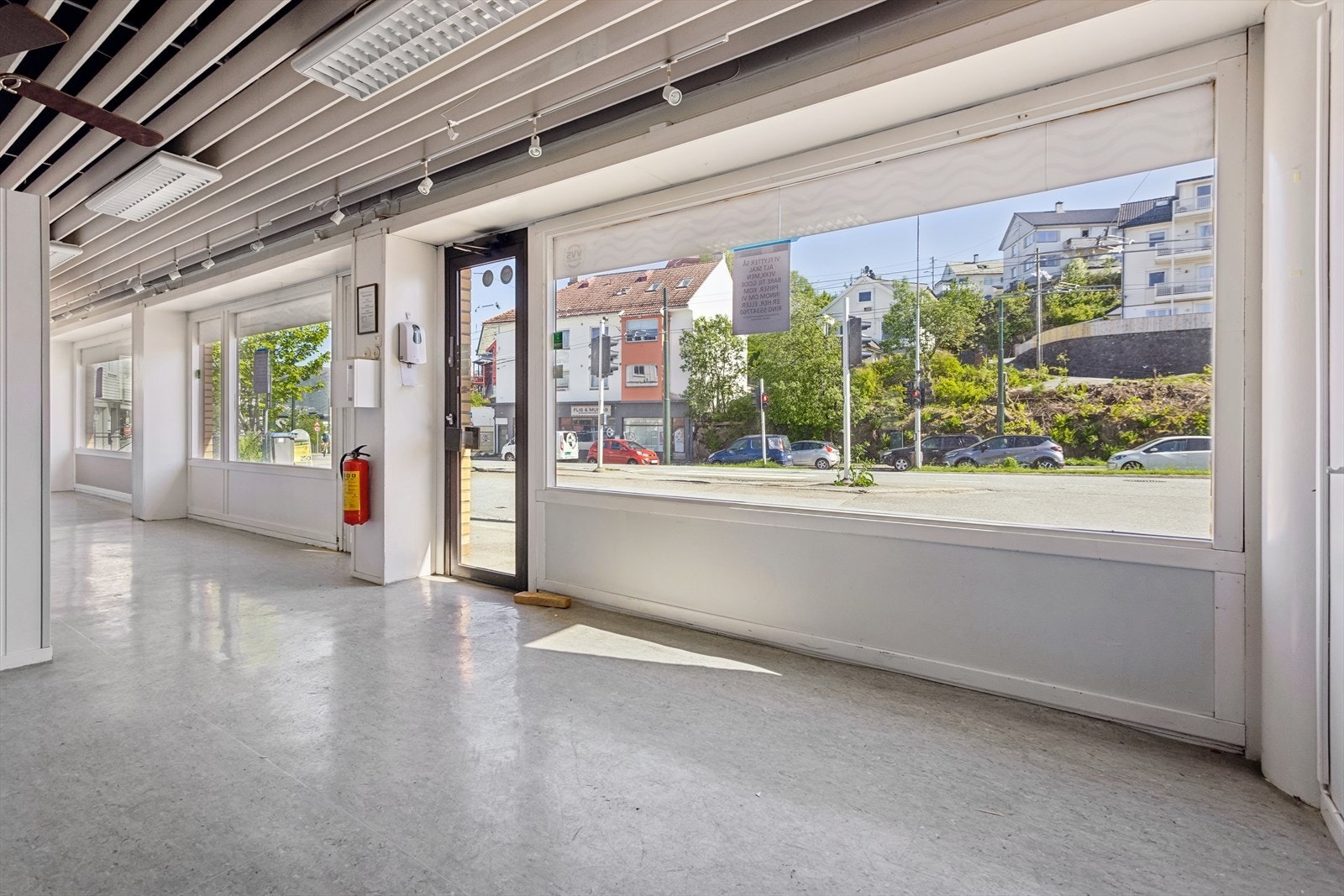 Stort næringslokale med mye lagerplass i etasjen under. Galleribilde