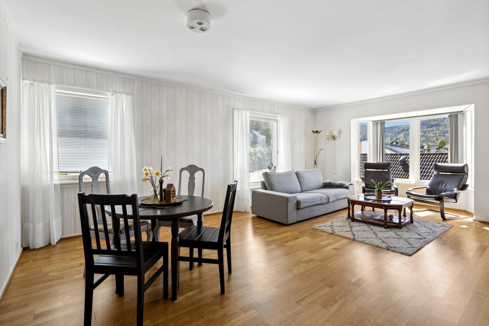 Stue i en av leilighetene. God plass og standard. Galleribilde