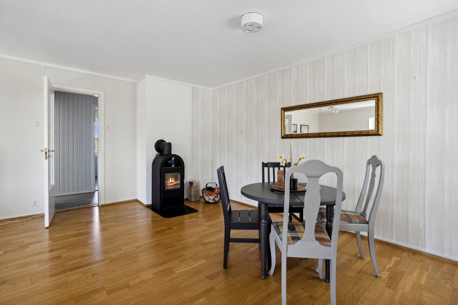 Stue med vedovn. Galleribilde