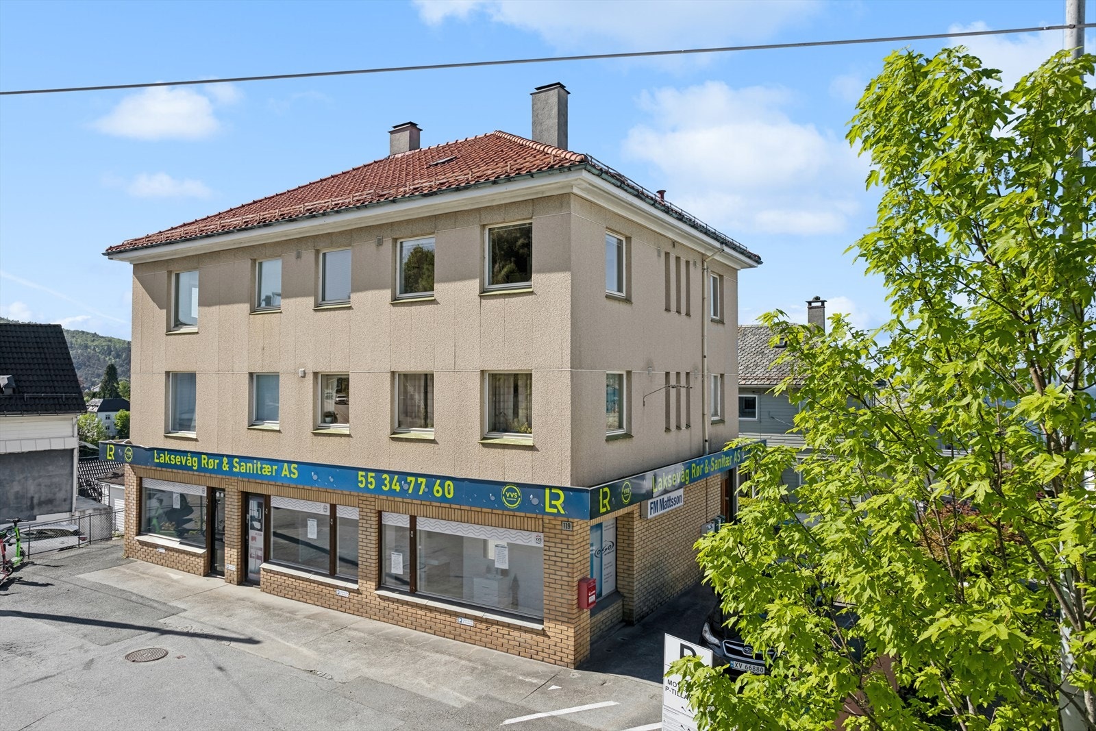 Fin leiegård med 4 leiligheter og 2 næringslokaler sentralt på Laksevåg. Galleribilde