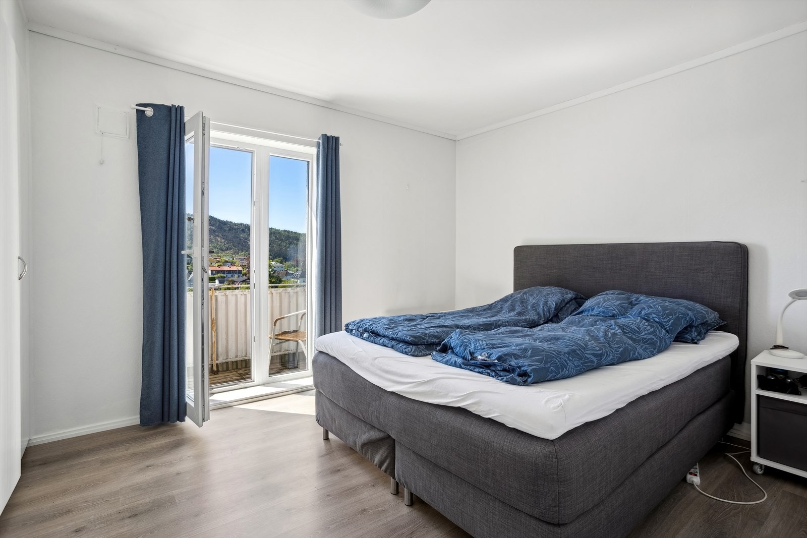 Soverom med balkong og god standard. Galleribilde