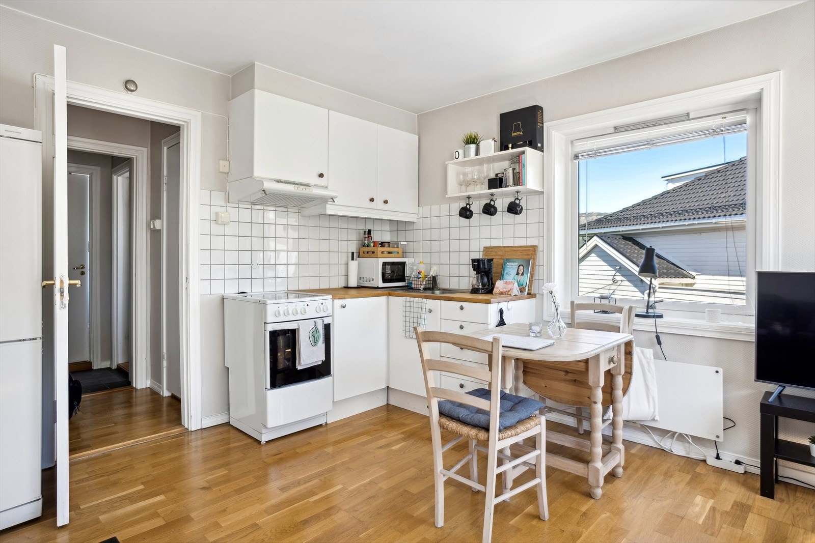 Kjøkken med spiseplass. Galleribilde