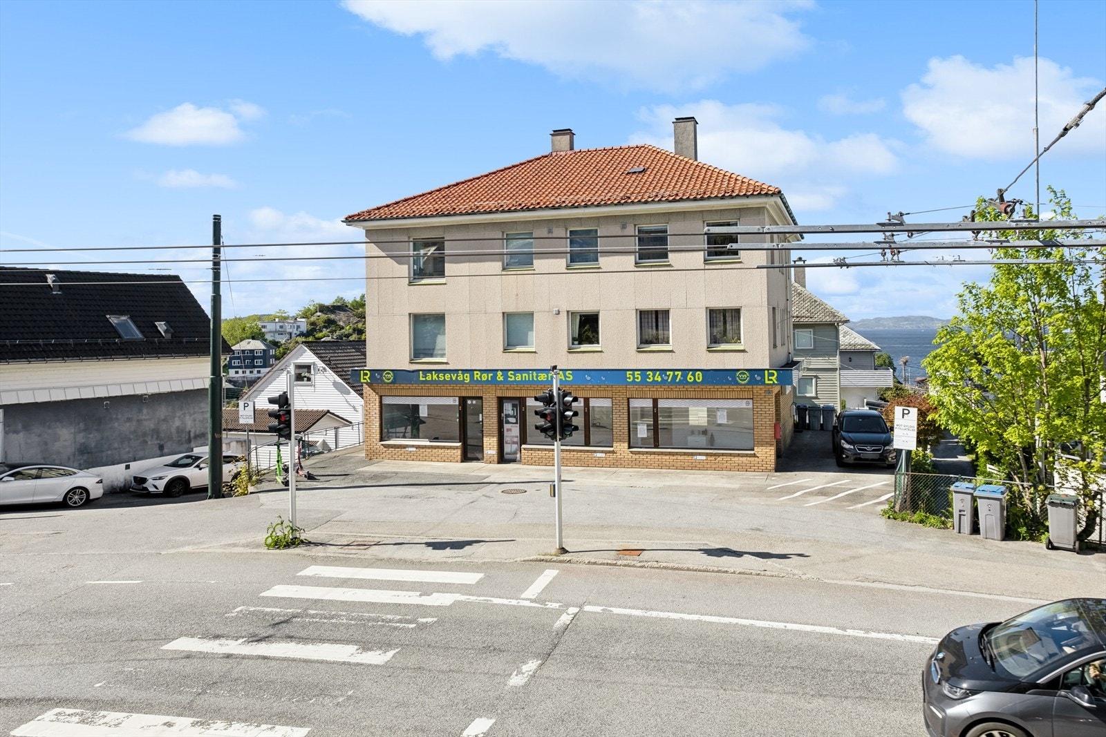 4 leiligheter, 2 næringslokaler, bra med parkering og mye lagerplass. Galleribilde