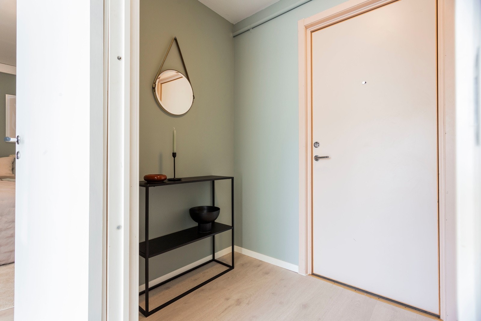Entré med pass til å henge fra seg yttertøy Galleribilde