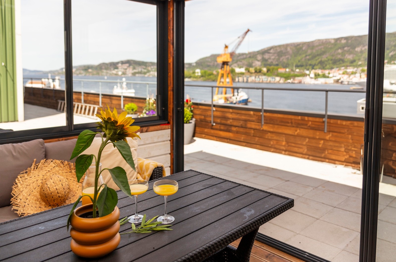 Her kan man sitte å nyte den flotte utsikten over Byfjorden Galleribilde