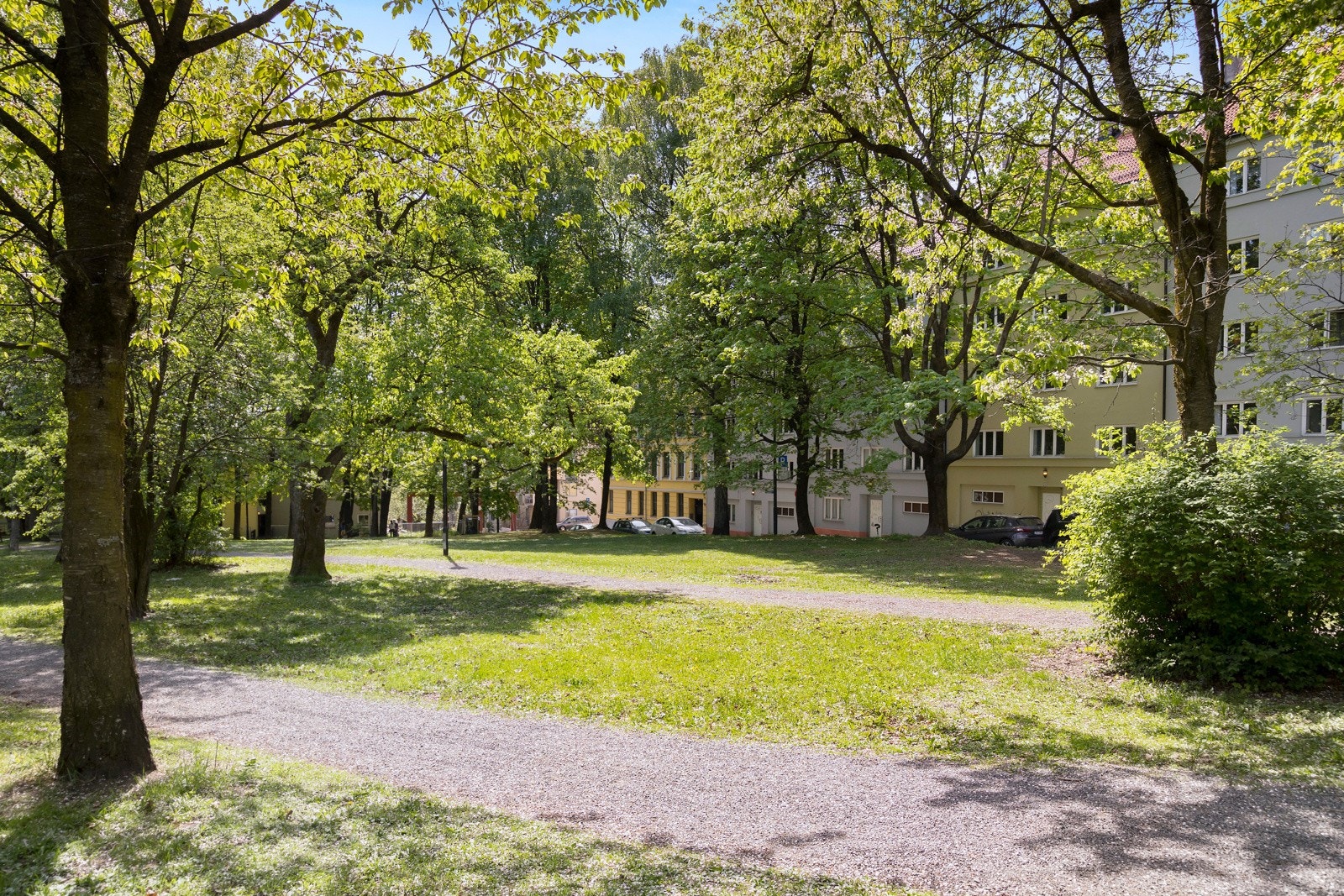 Koselige grøntområder rett utenfor bygget. Galleribilde