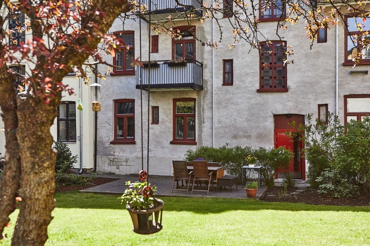 *Frodig bakgård med sittegrupper* Galleribilde