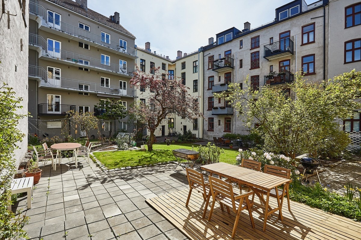 *Frodig bakgård med sittegrupper* Galleribilde