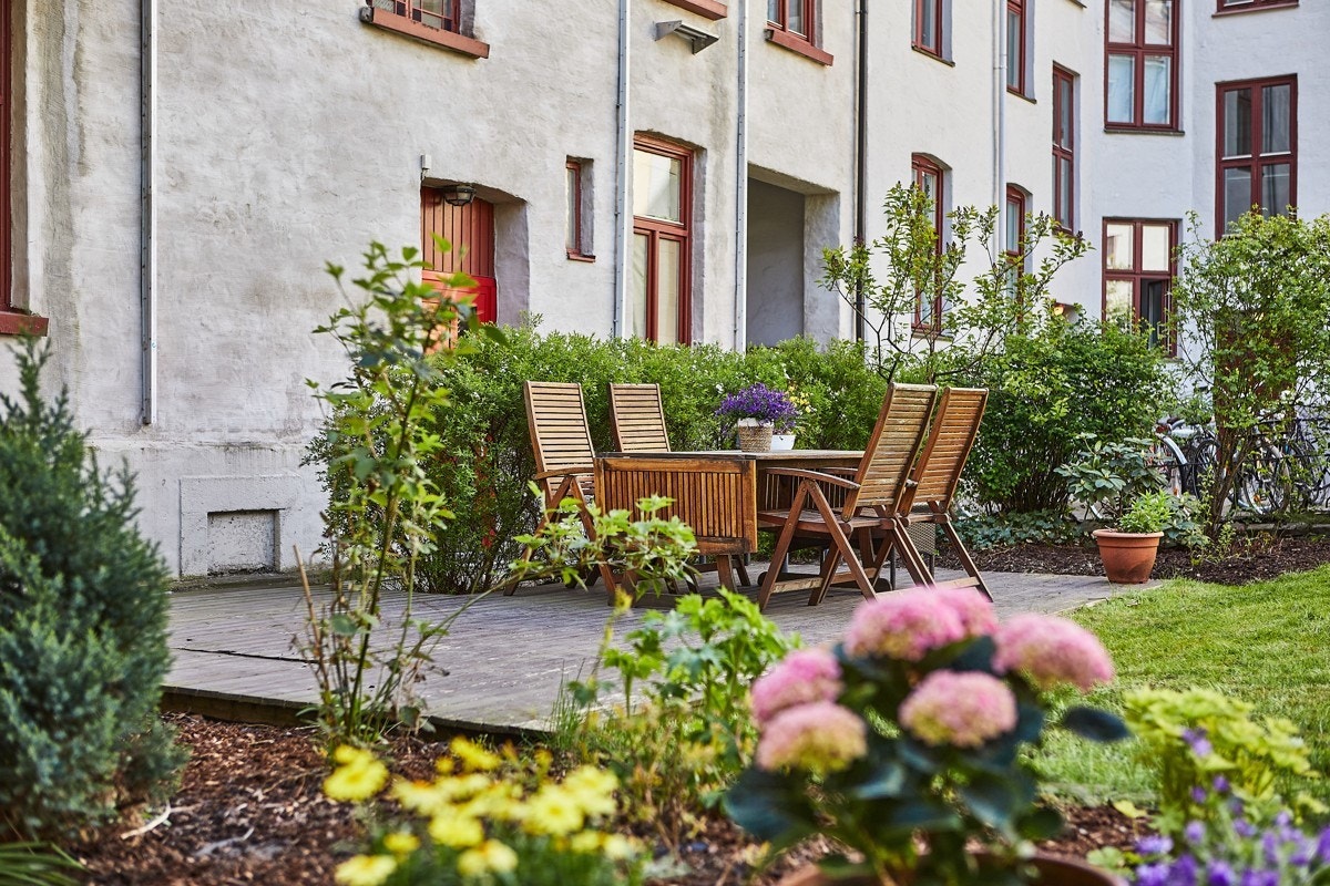 *Frodig bakgård med sittegrupper* Galleribilde