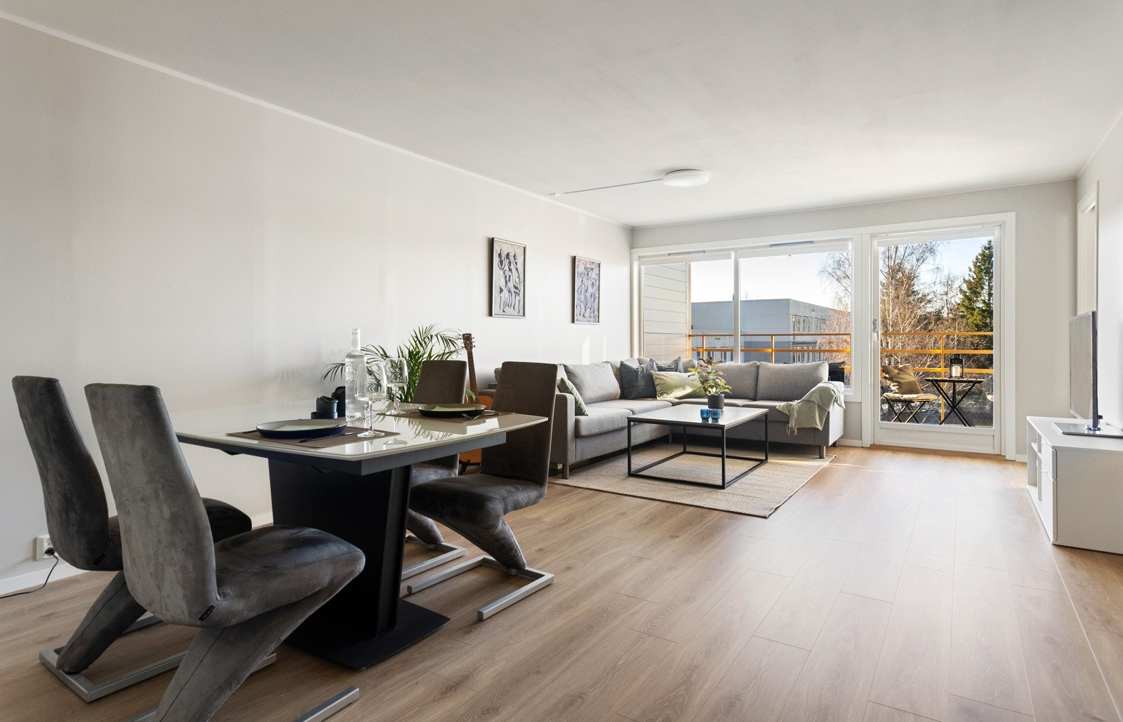 Stuen gir god plass til ulike møbleringsmuligheter. Enkelt å sette sitt eget preg på leiligheten. Galleribilde