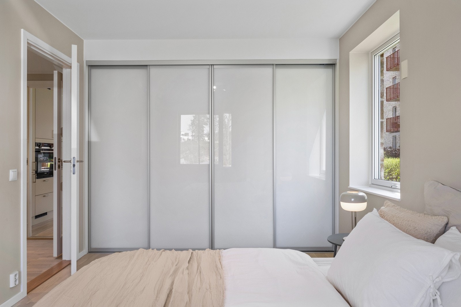 God oppbevaringsplass i skyvedørsgarderobe. Galleribilde