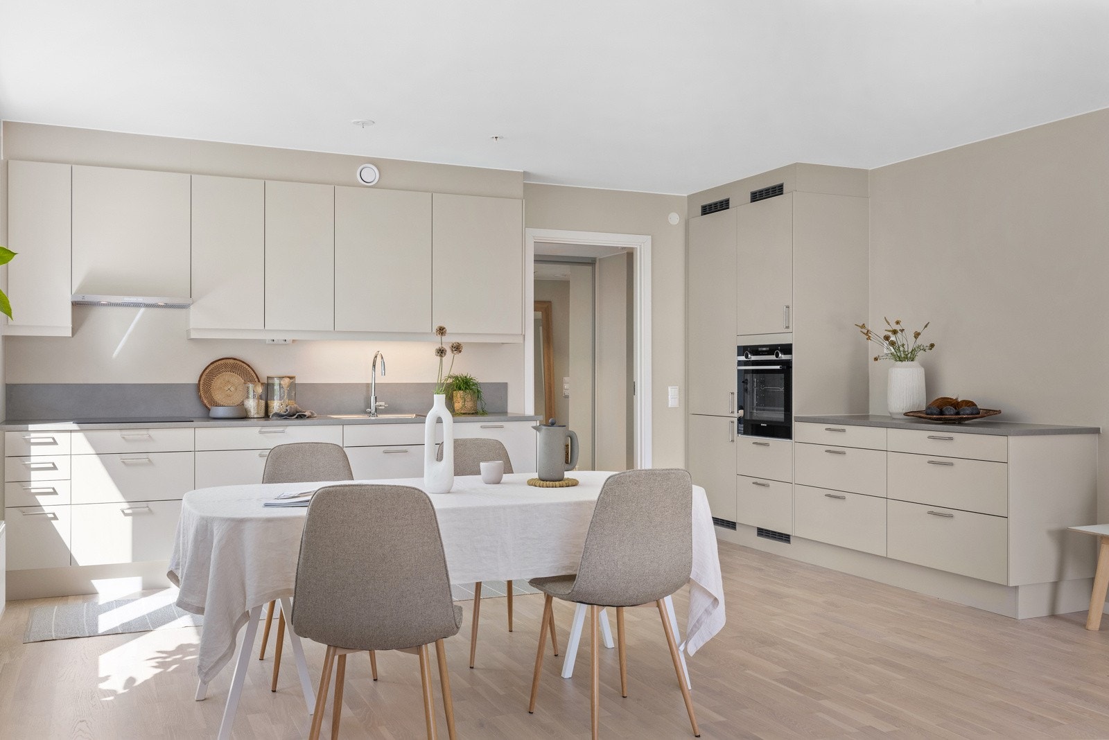 Integrerte hvitevarer som oppvaskmaskin, stekeovn og kjøleskap. Galleribilde