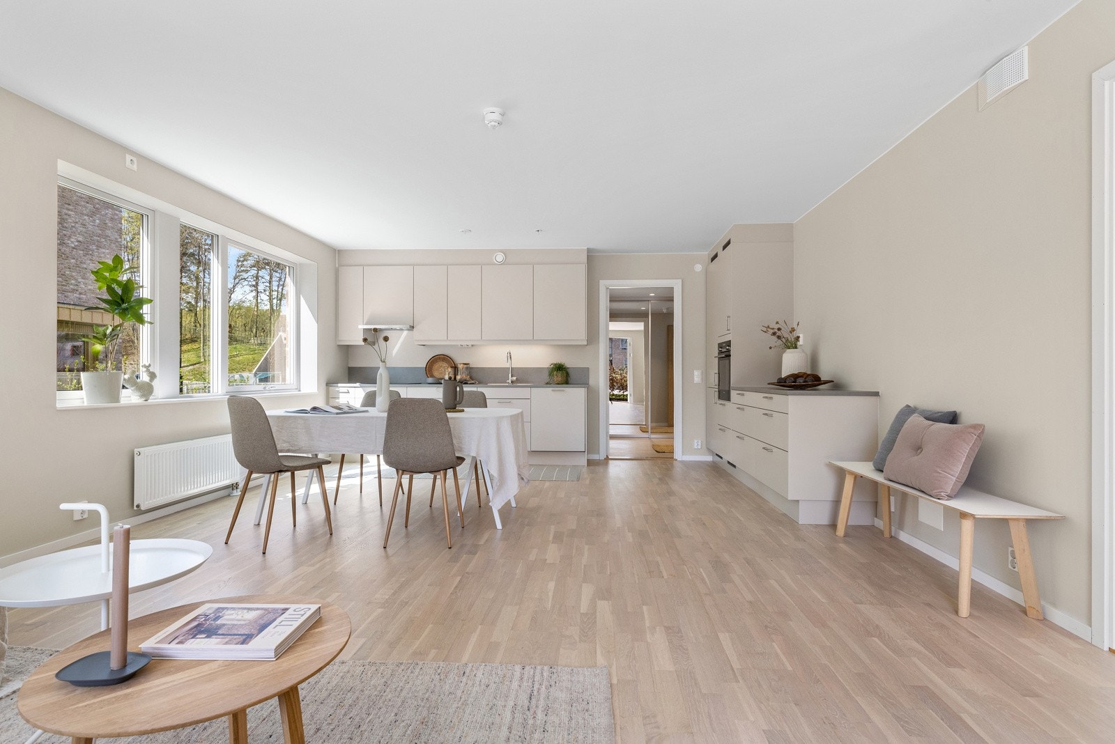 Det er god plass til spisestue og sofagruppe i stuen. Galleribilde