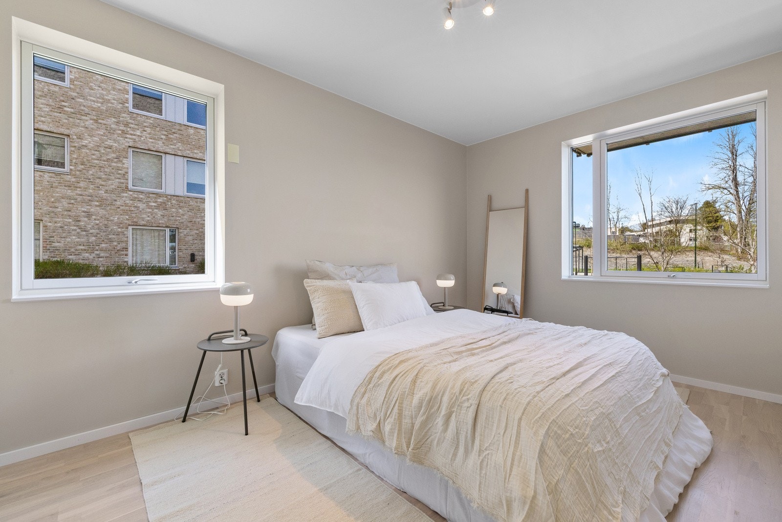 Hovedsoverommet har utgang til balkong og tilgang til eget baderom. Galleribilde