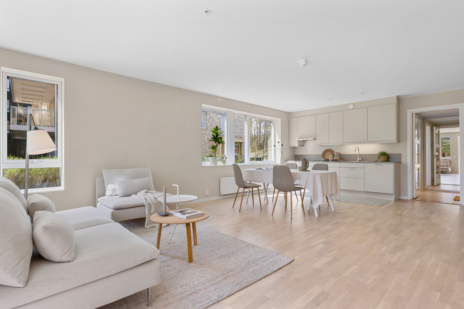 Lys og luftig stue og kjøkken med store vindusflater som slipper inn godt med naturlig lys. Galleribilde