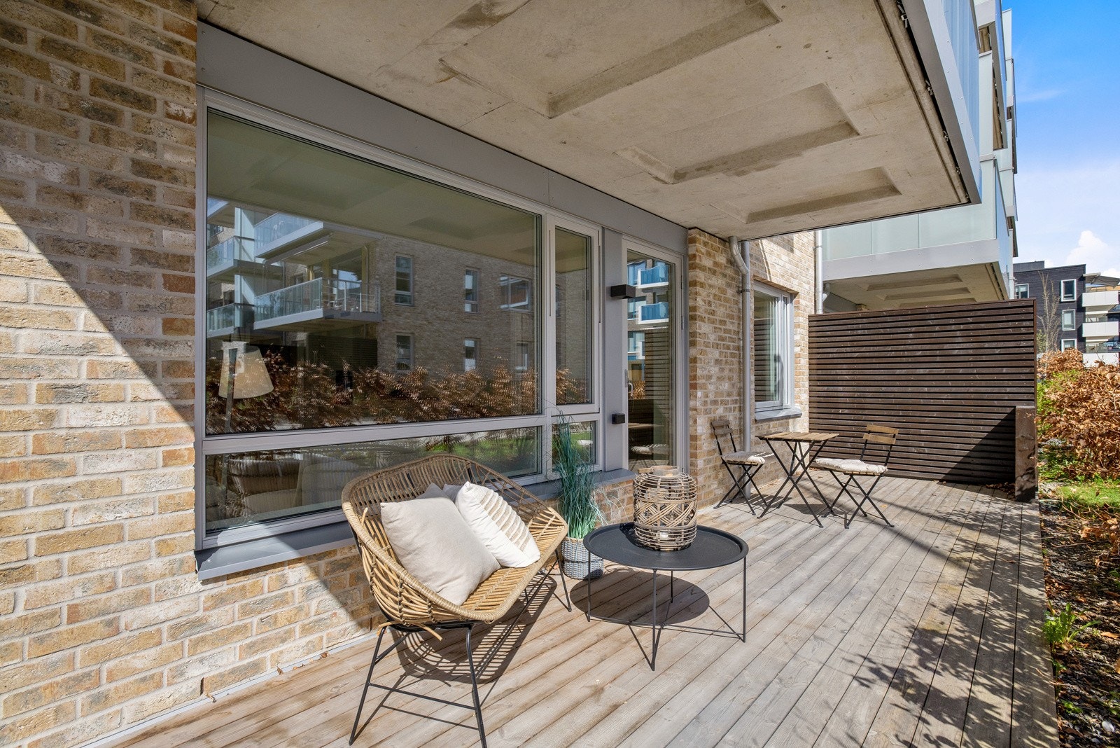 Terrassen er pent omkranset med hekk. Galleribilde