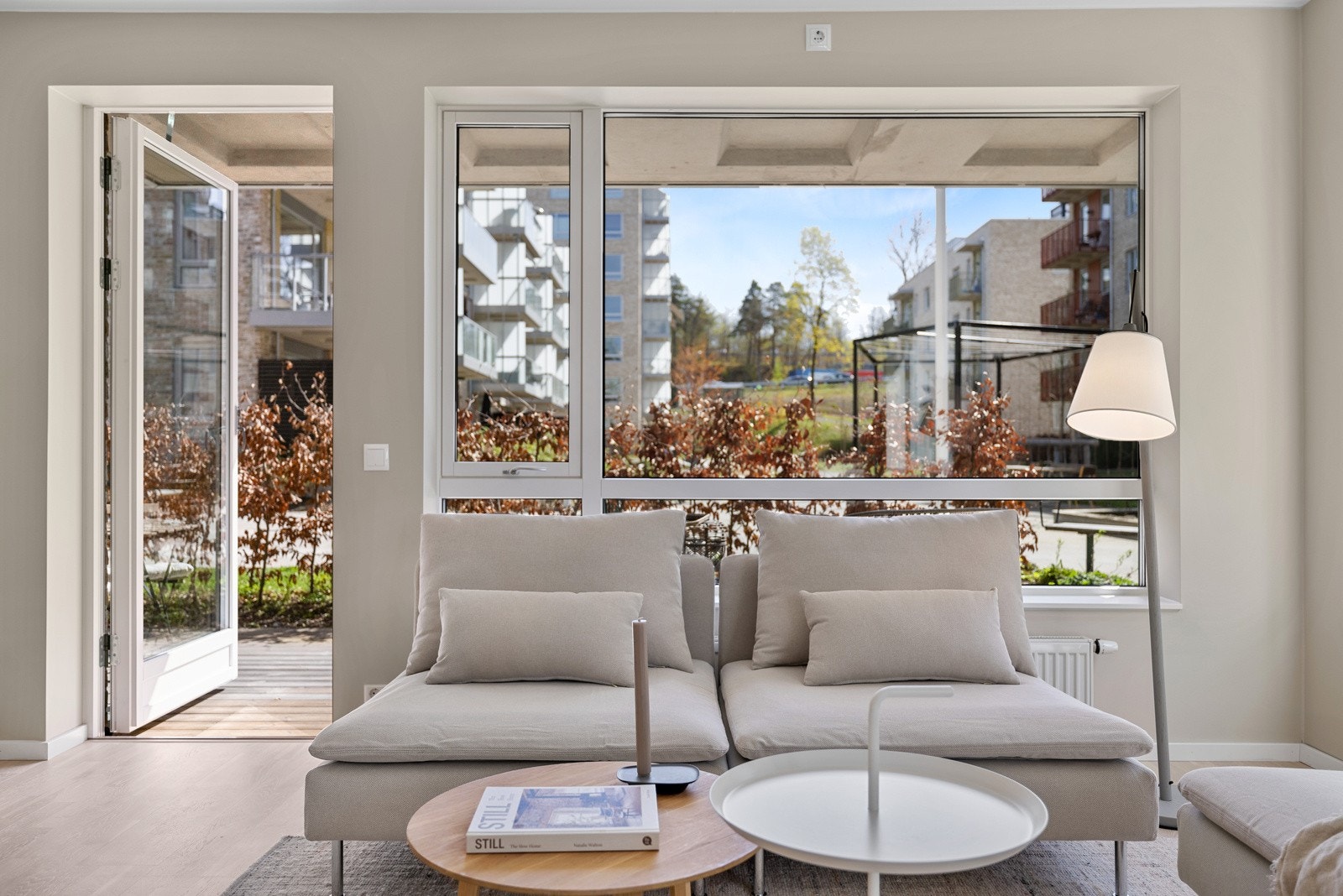 Fra stuen er det utgang til stor, selvis overbygget terrasse med god plass til flere sittegrupper. Galleribilde