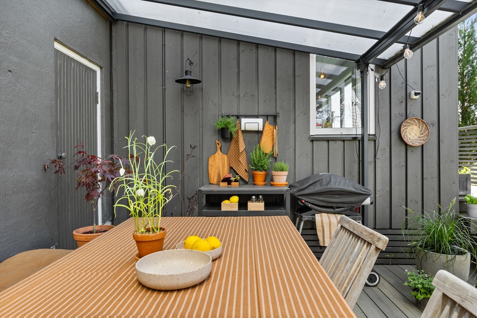 Det er direkte adkomst til terrassen også via garasjen. Galleribilde