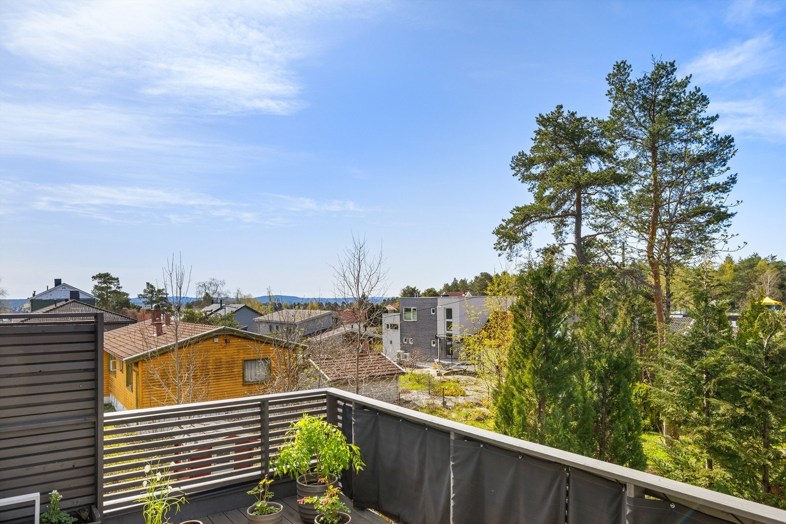 Fritt og hyggelig utsyn over nærområdet og mot Østensjø. Galleribilde