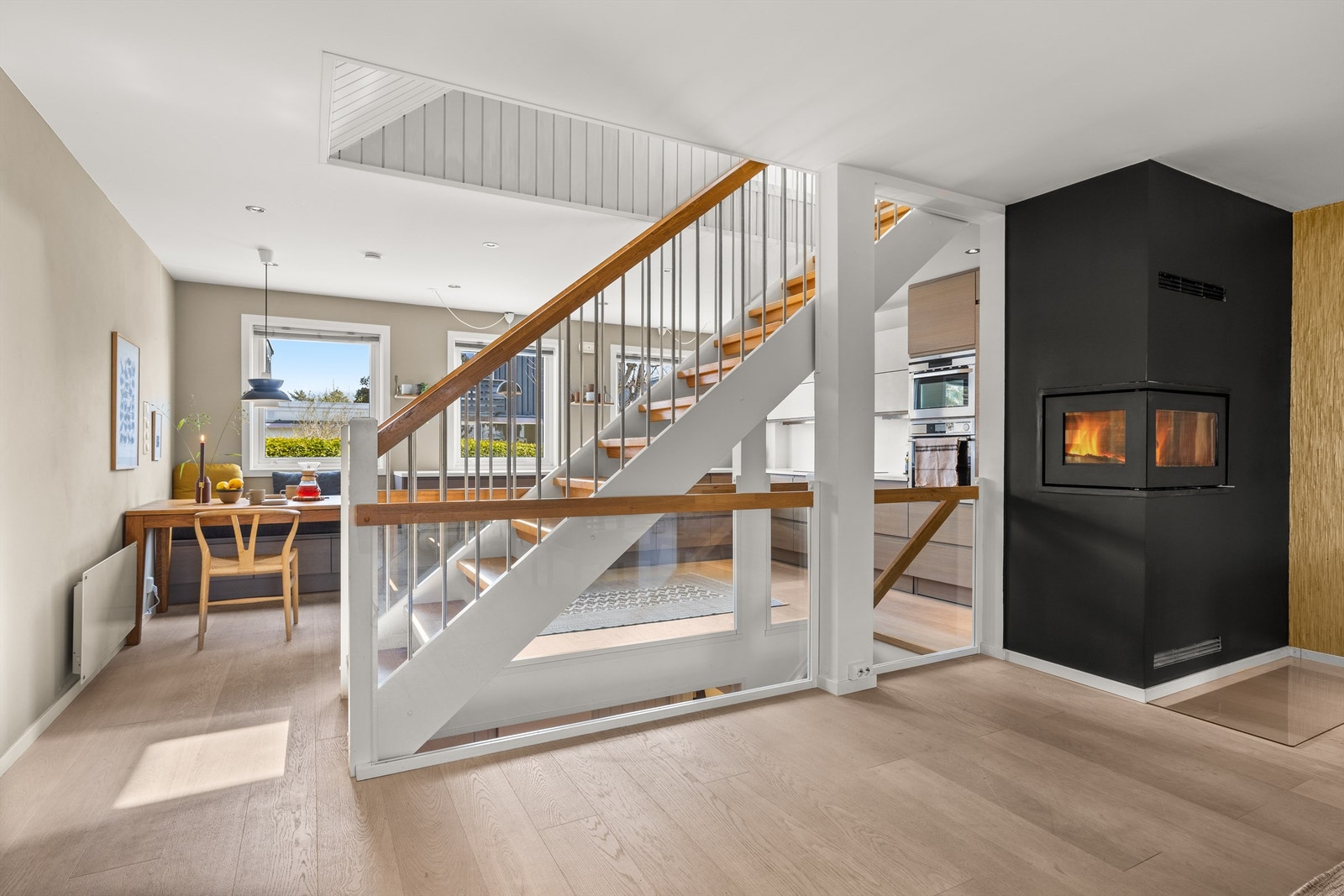 Kjøkken med en åpen løsning mot stue og spisestue, skaper det en inviterende atmosfære. Galleribilde