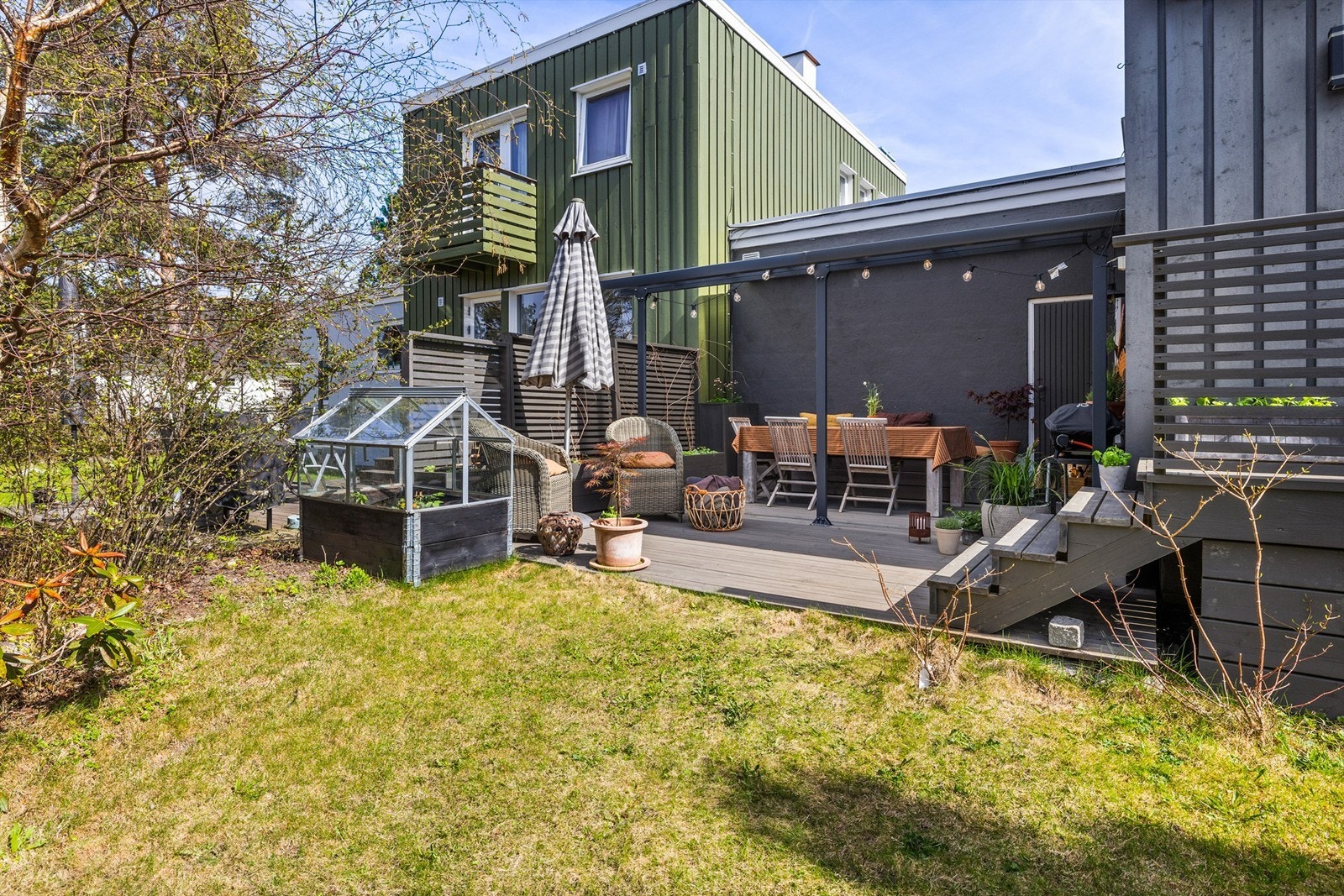 Eiertomt på 270 kvm som er pent opparbeidet med gressplen, beplantning og terrasse. Galleribilde