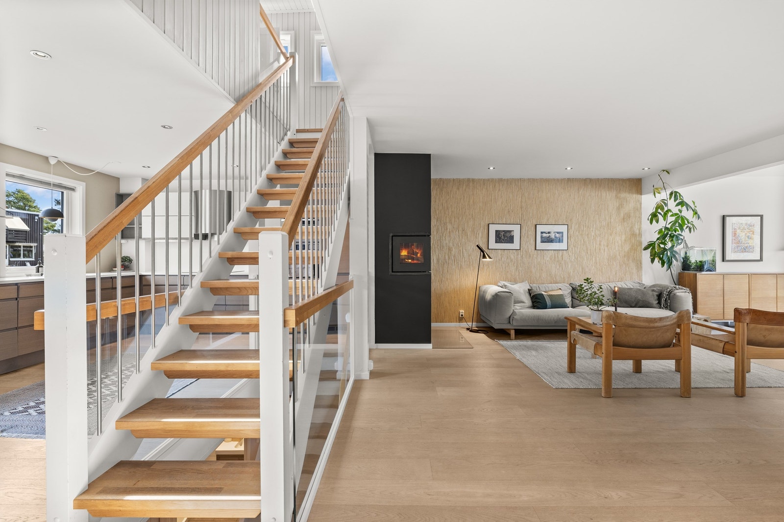 Moderne trapp fører deg opp til 2. etasje. Galleribilde