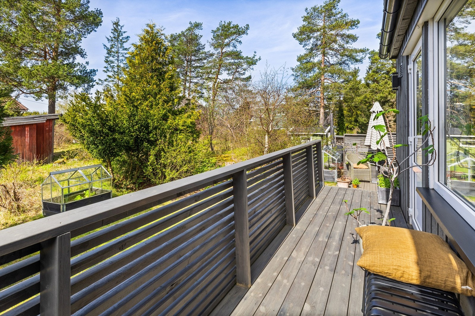 Fra stuen/spisestuen er det utgang til vestvendt veranda, som igjen fører ned til en skjermet og tiltalende terrasse på bakkeplan, omgitt av en sjarmerende hage. Galleribilde
