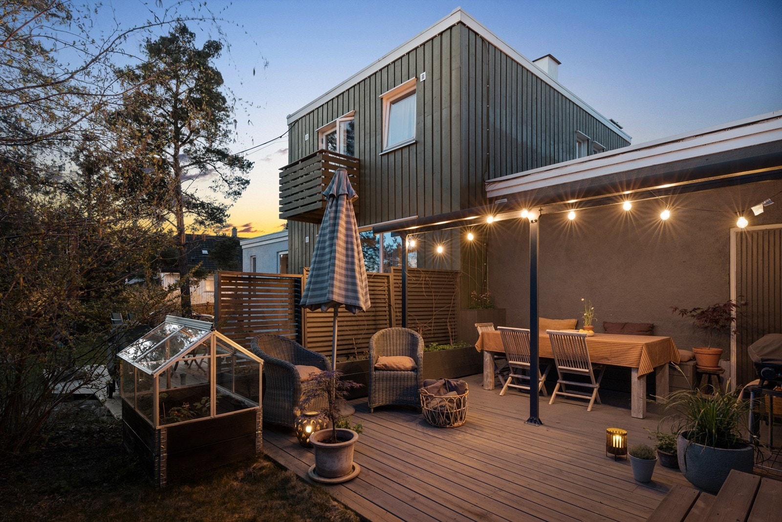 Nydelig opparbeidet markterrasse på 29 kvm med Pergola, som tilbyr ly for regn og skaper et hyggelig uterom for avslapning og sosiale sammenkomster. Galleribilde