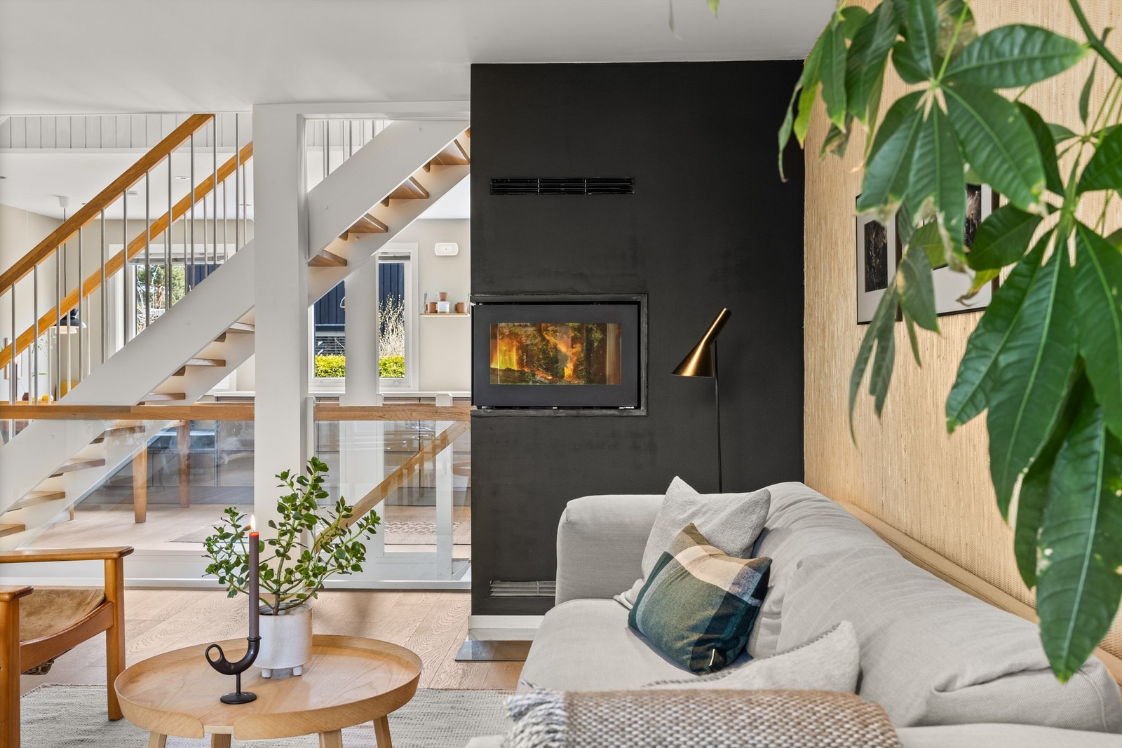 Peisen er ikke bare et samlingspunkt, men også en kilde til varme og komfort gjennom de lange nordiske vintrene. Galleribilde