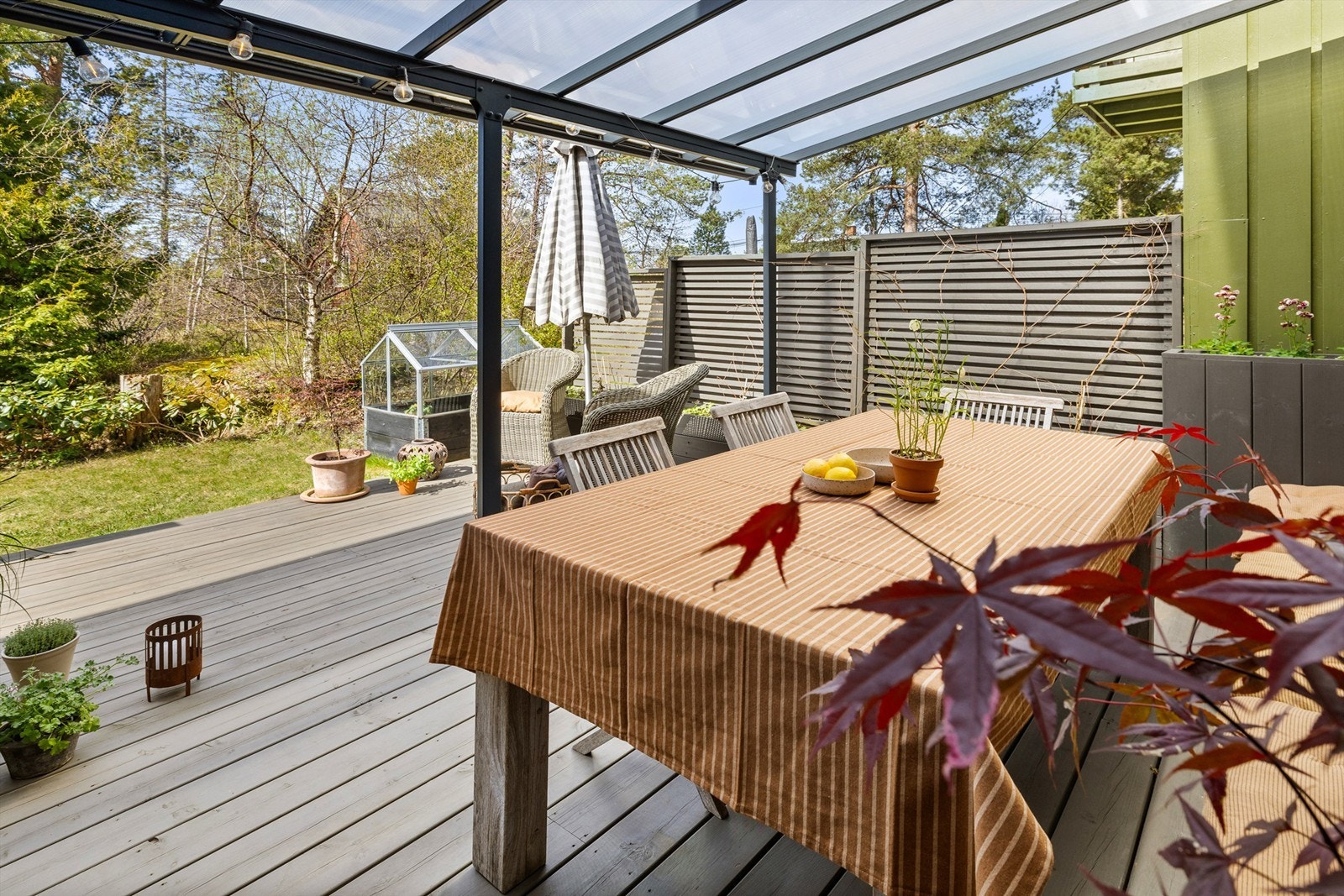 Uteplassen innbyr til en flott plass å smale familie og venner. Galleribilde