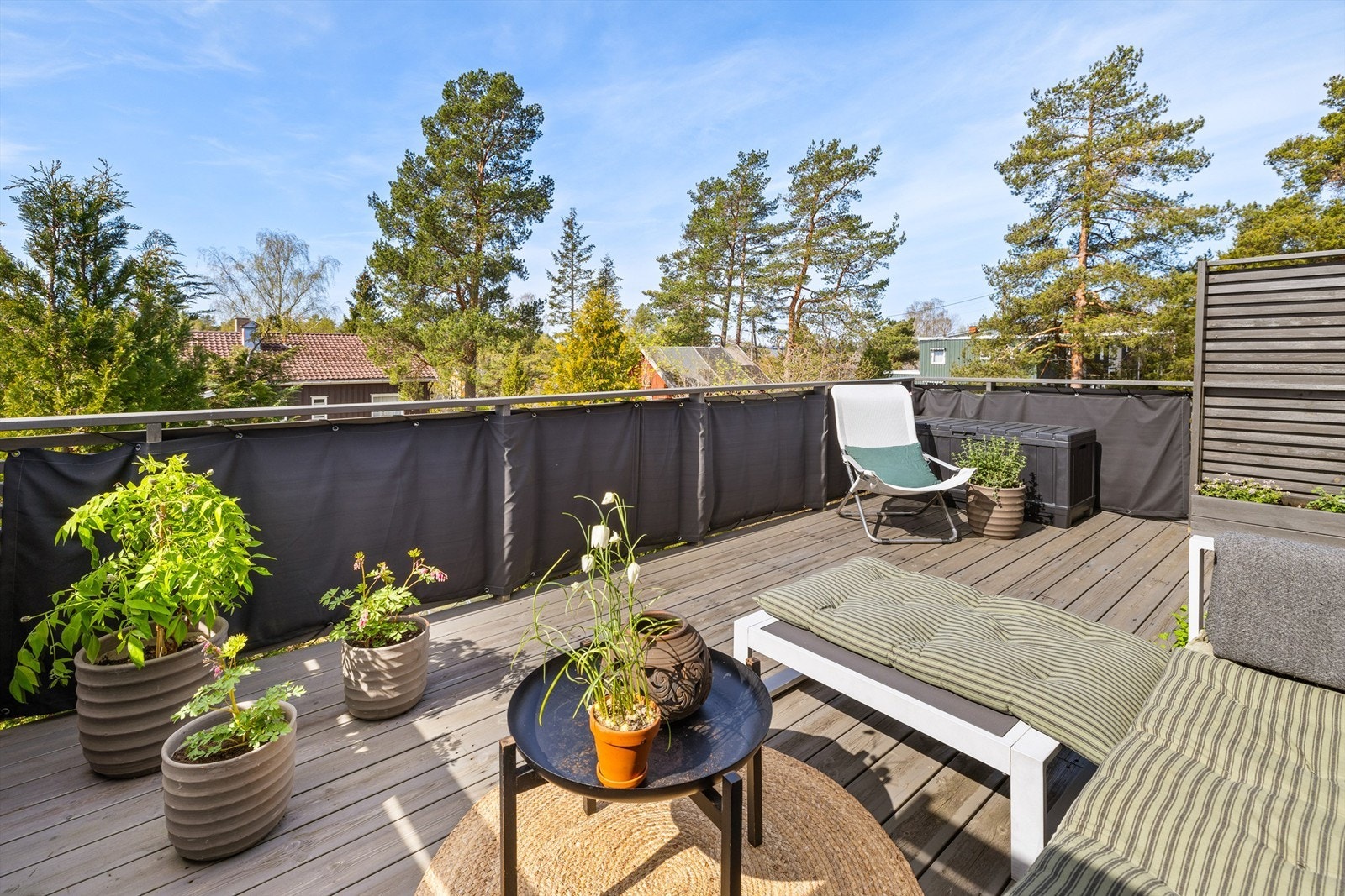 God plass til flere sittegrupper. Galleribilde