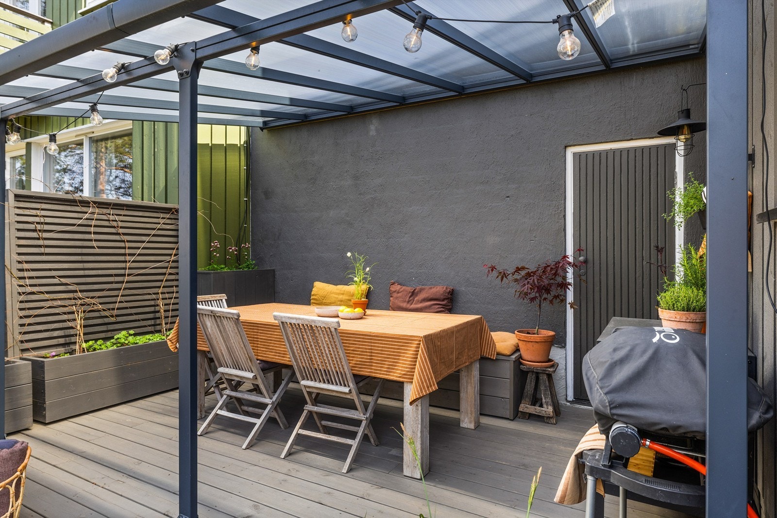 Her er det rikelig med plass til å innrede med flere sittegrupper og grillområde. Galleribilde