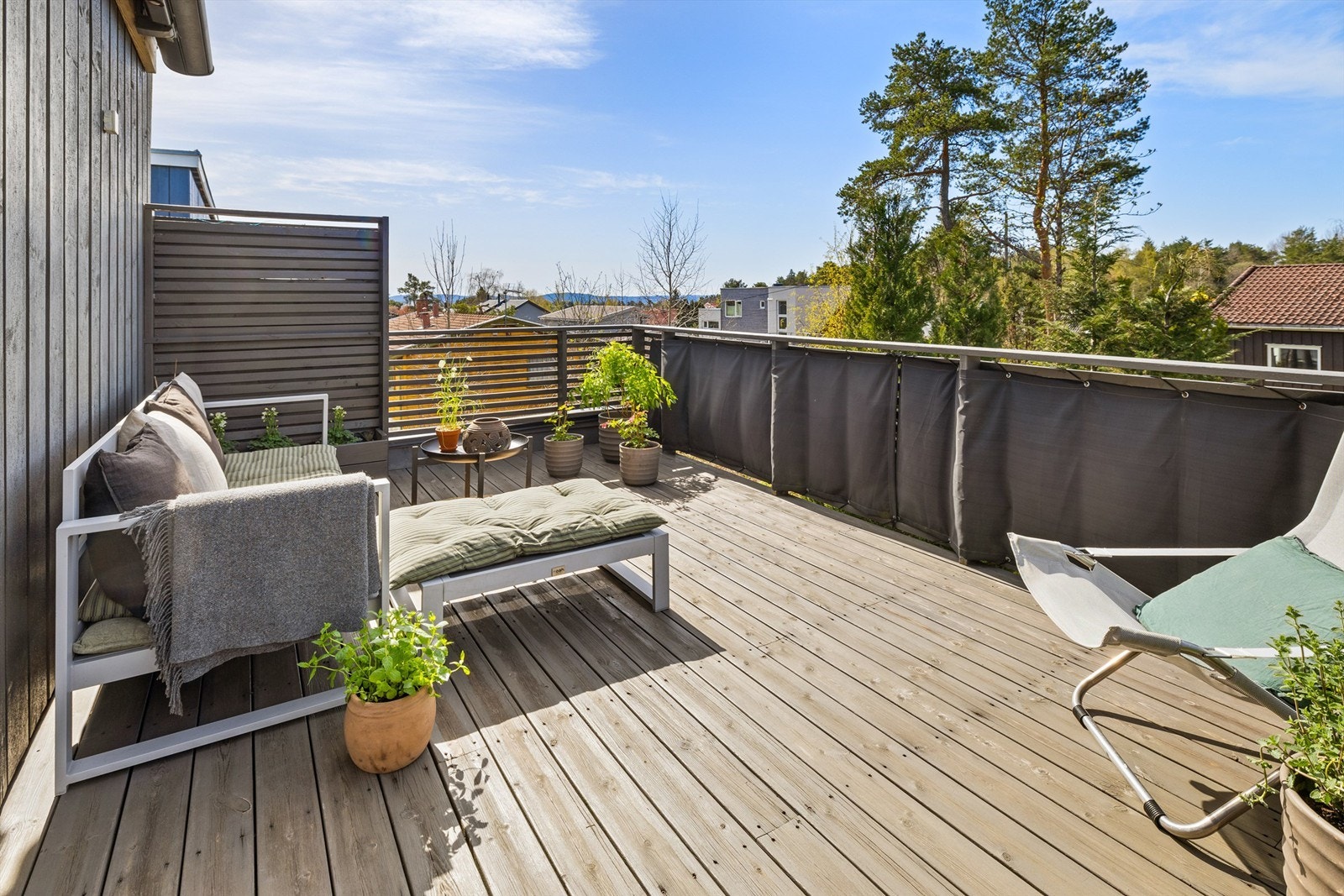 Hovedsoverommet har utgang til en stor og solrik takterrasse på ca. 16 kvm. med god plass til flere sittegrupper. En usjenert uteplass med fritt utsyn over nærområdet og mot Østensjø. Et perfekt sted å avslutte dagen med en god bok i kveldssolen. Galleribilde