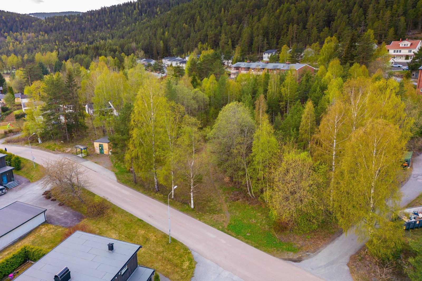 Det er kort avstand til Kongsberg idrettspark med friidrettsarena og kunstgressbane, samt til Kongsberg medisinske treningssenter og Kongsberghallen. Galleribilde