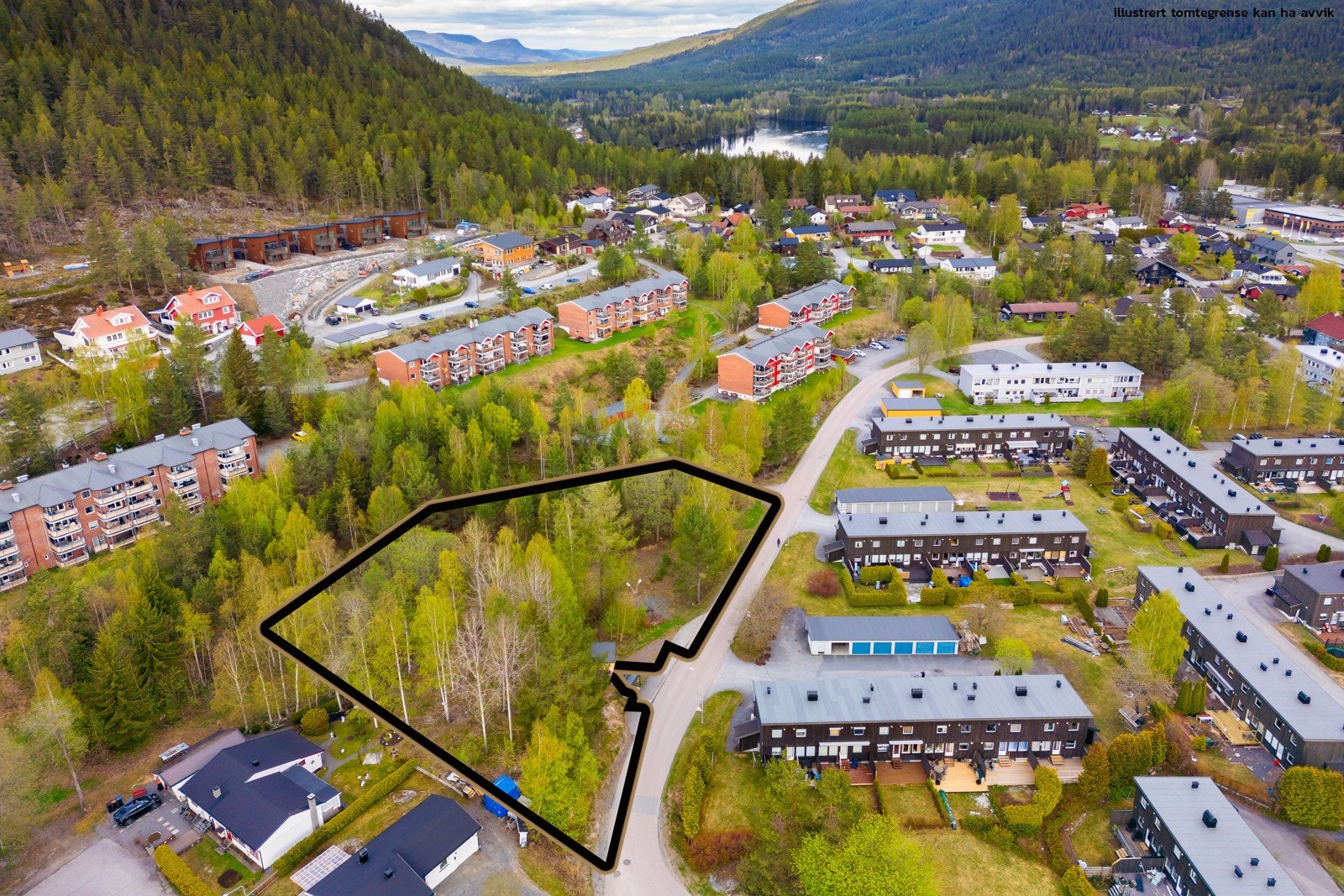 Det er også tillatt å oppføre boligbebyggelse som konsentert småhusbebyggelse med tre-og fire-mannsboliger og kjede-/rekkehus med inntill 3 målbare plan med tilhørende anlegg. Galleribilde