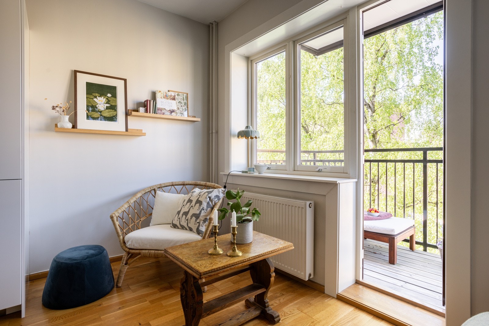 Beliggenheten i byggets 4. etasje med store vindusflater sørger for rikelig med naturlig lys, samtidig som det er lite innsyn og frodig utsyn. Galleribilde