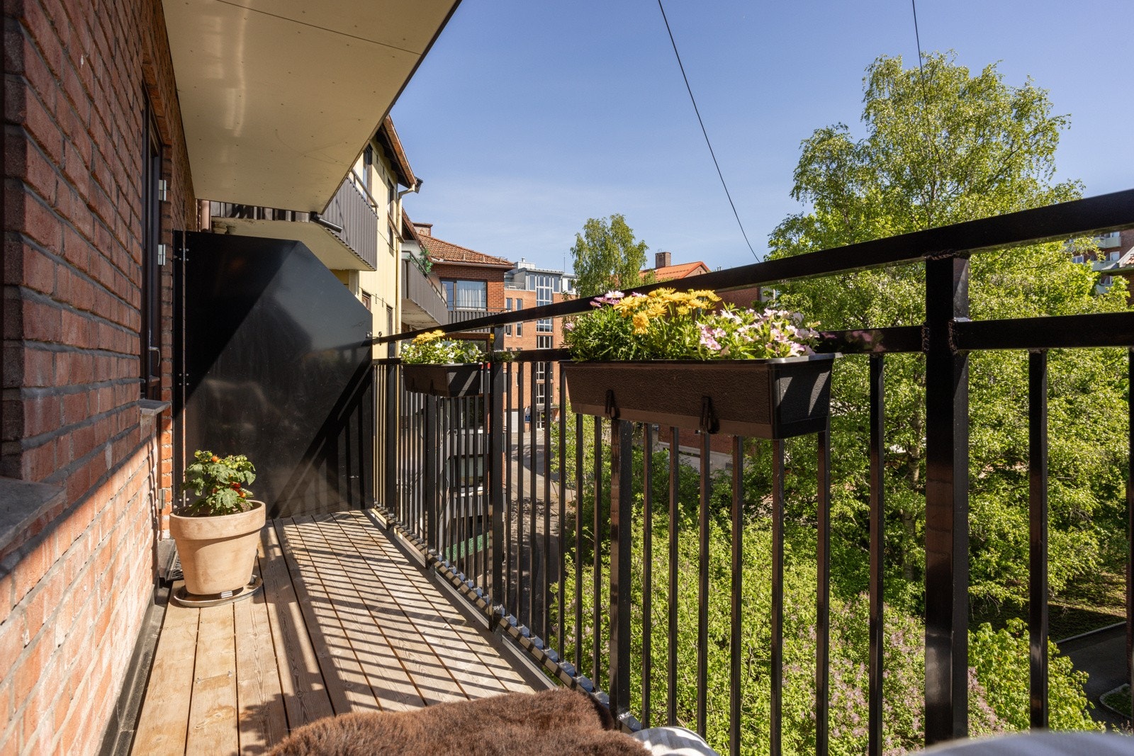 Balkongen som var ny i 2019 er overbygget og har terrassebord på gulv. Den gode størrelsen gir plass til sittegruppe etter eget ønske. Galleribilde