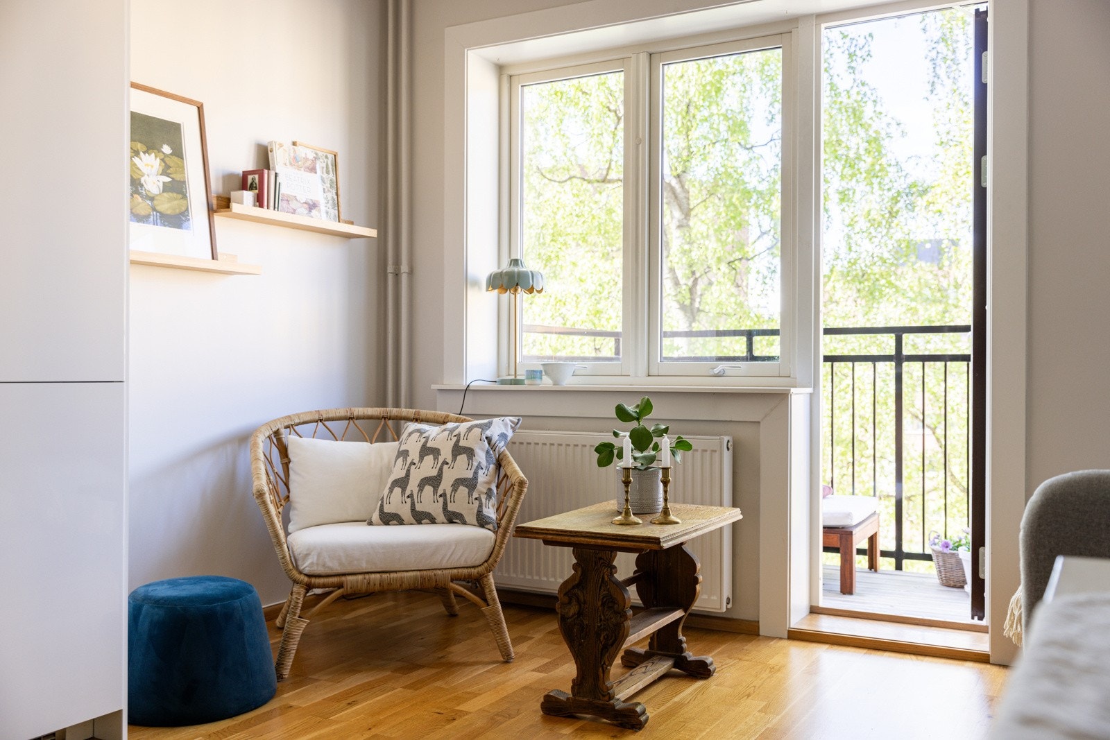 Alle vinduene i leiligheten var nye i 2014, 2019 og 2023, og det er brede vinduskarmer for planter og dekor. Galleribilde