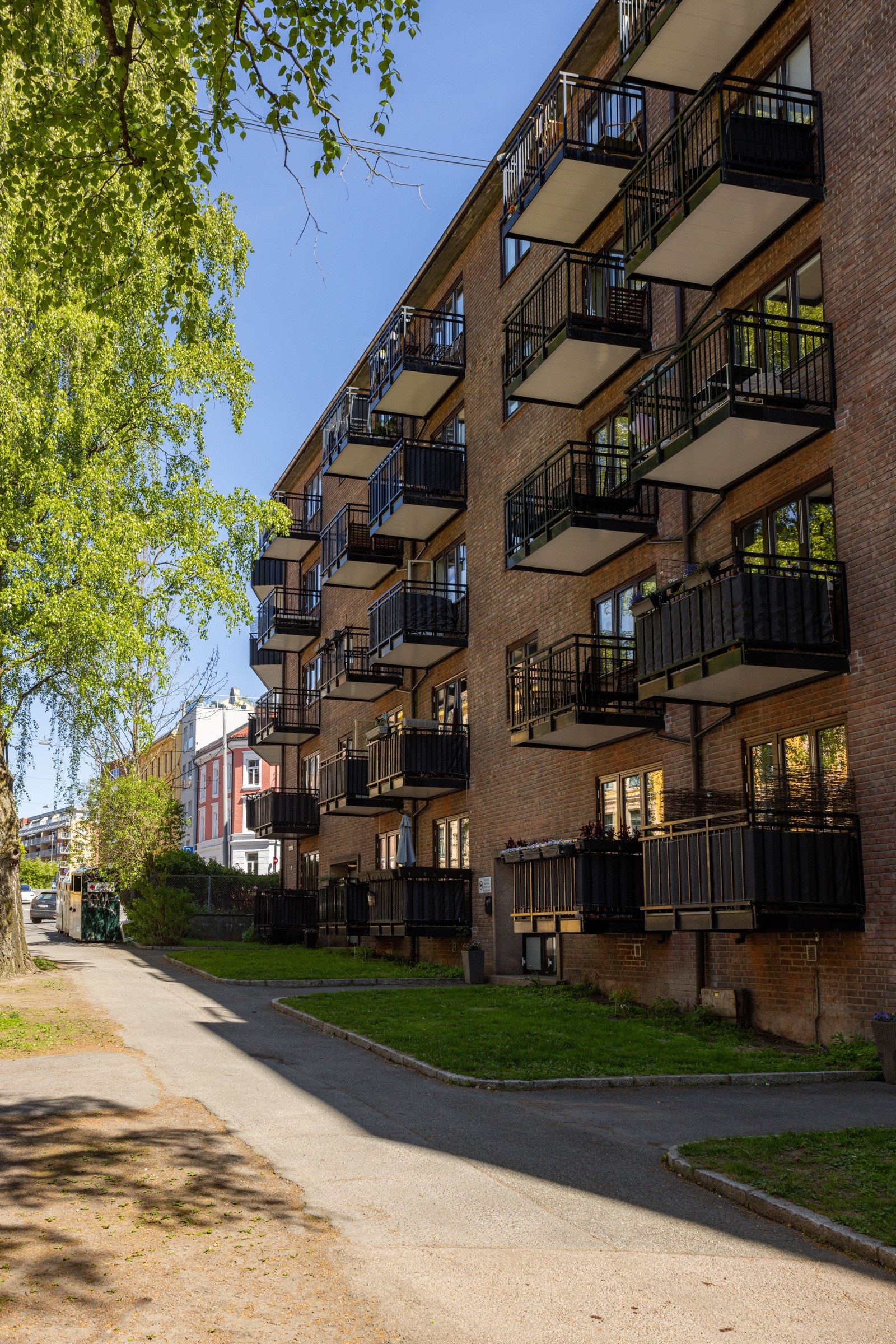 Leiligheten har en fin og rolig beliggenhet på Sagene. Her bor du sentralt med gangavstand til alt av servicetilbud, grønne parker, Akerselva og et godt kollektivtilbud. Galleribilde