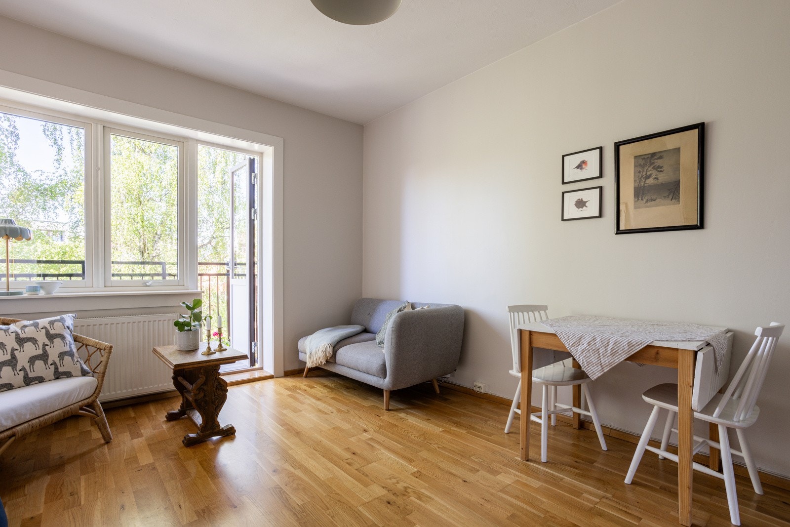 Stuen er enkel å møblere med sofa med salongbord, mediemøblement og et spisebord. Galleribilde