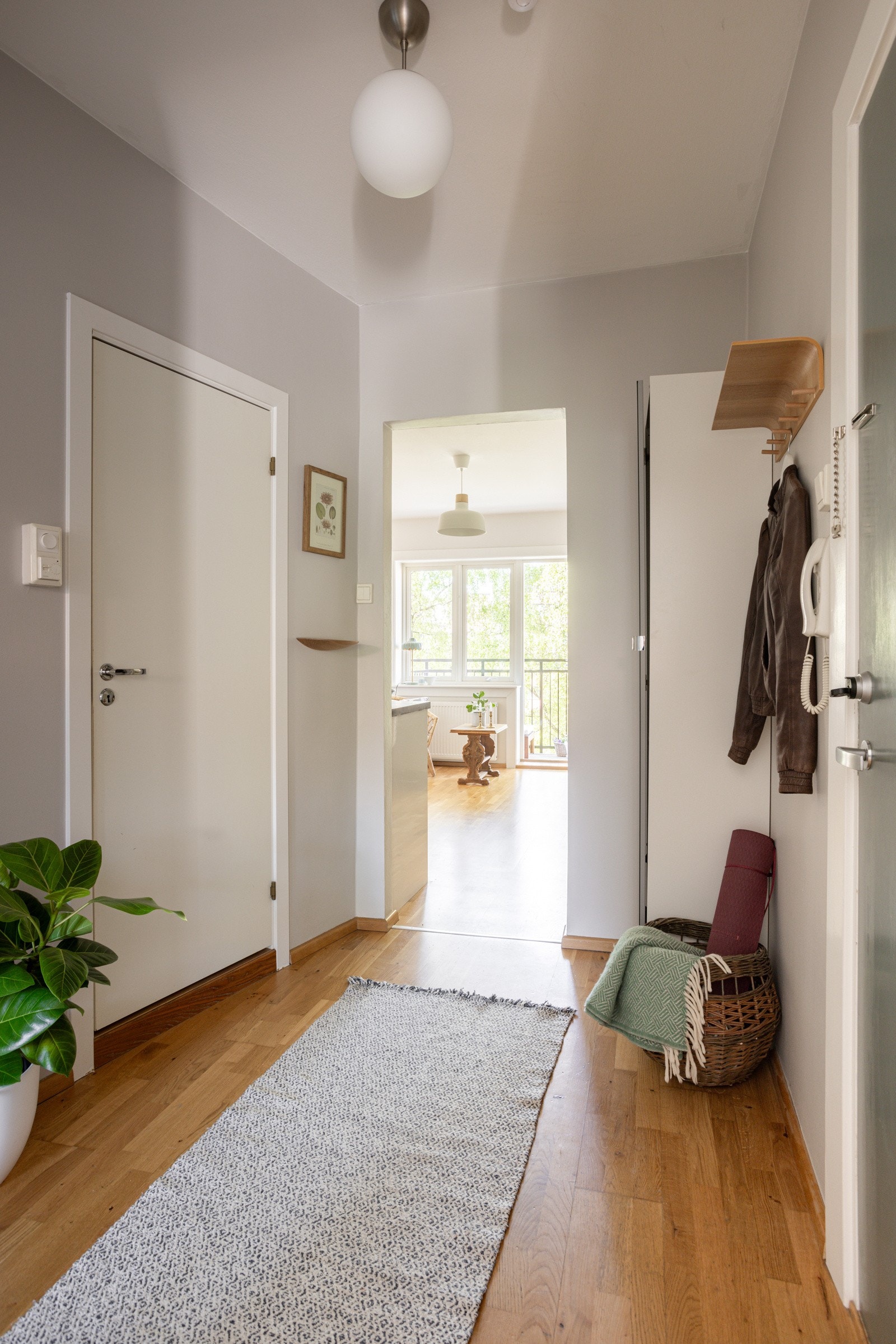 I entréen har du plass til sko og yttertøy i medfølgende garderobeskap med speildør. Entréen er romslig med ytterligere plass til oppheng, skoskap eller kommode. Galleribilde
