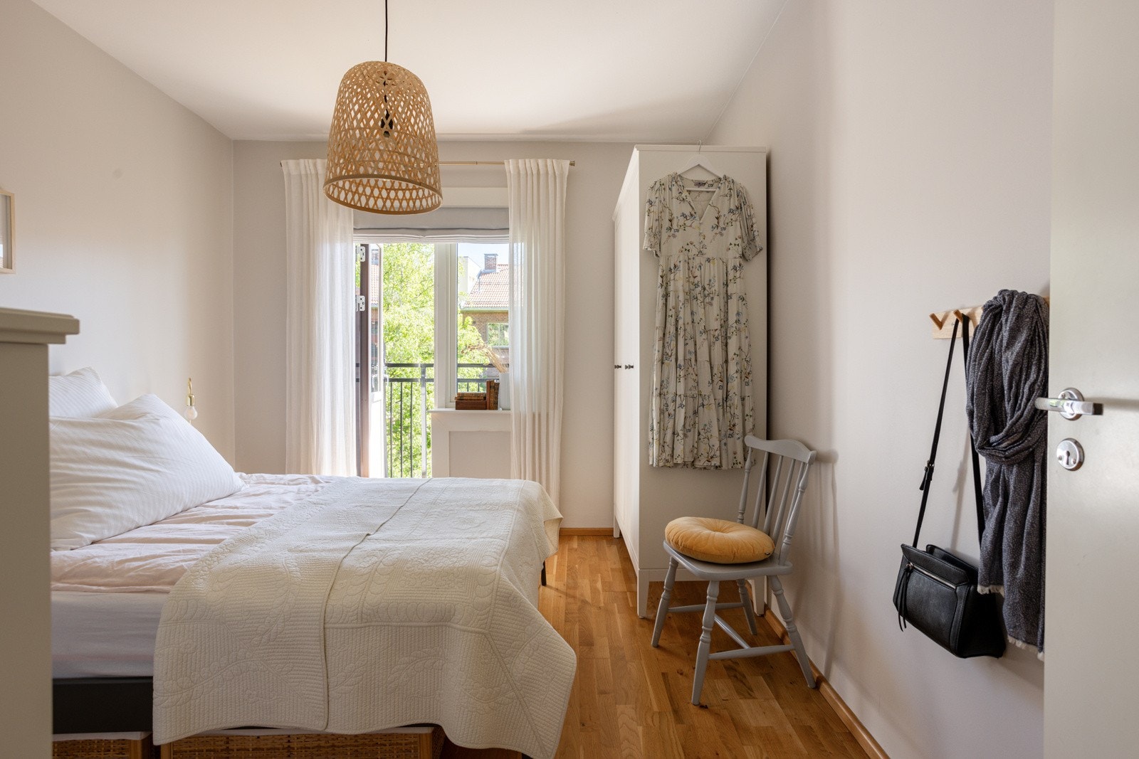 Leiligheten har et lyst og innbydende hovedsoverom som vender ut mot rolig bakgård. Galleribilde
