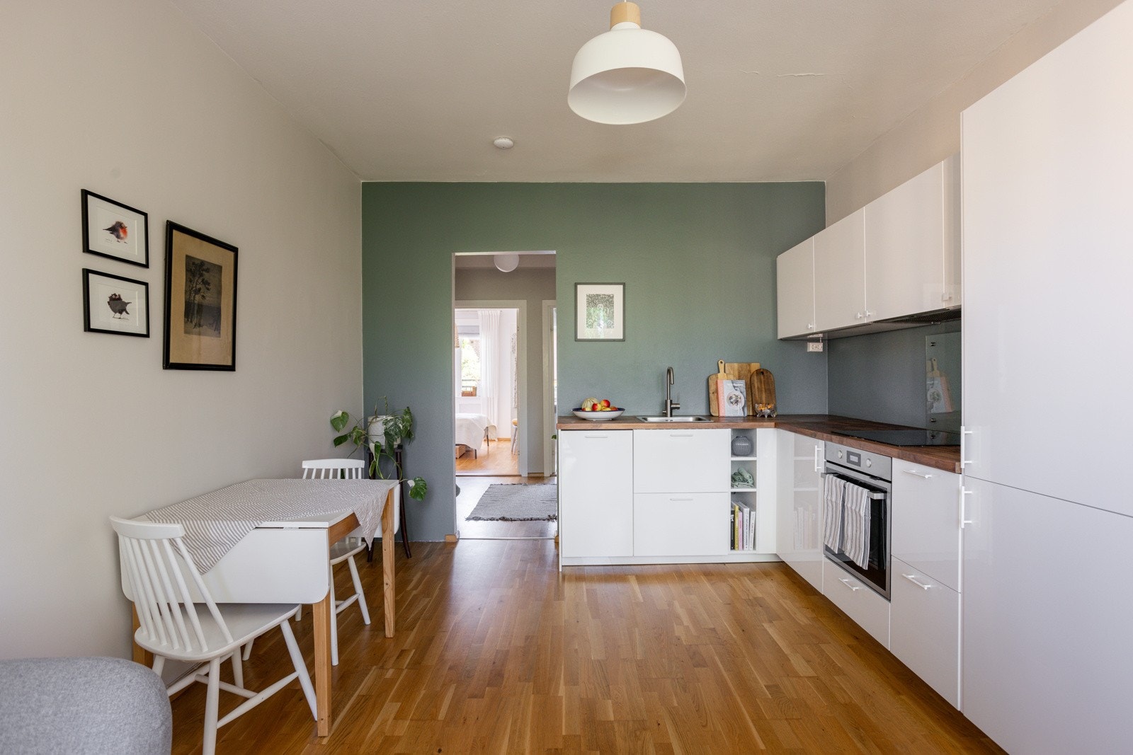 God og moderne standard med parkett på gulv og glatte lysmalte overflater med en fin kontrastvegg. Galleribilde
