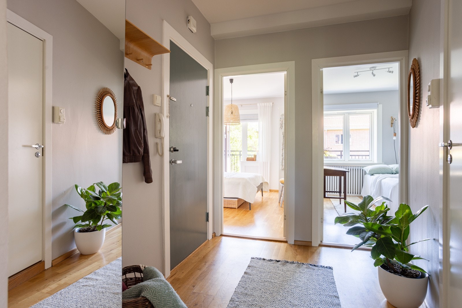 Leiligheten ligger i byggets 4. etasje, og har en gjennomgående planløsning som utnytter plassen optimalt. Galleribilde