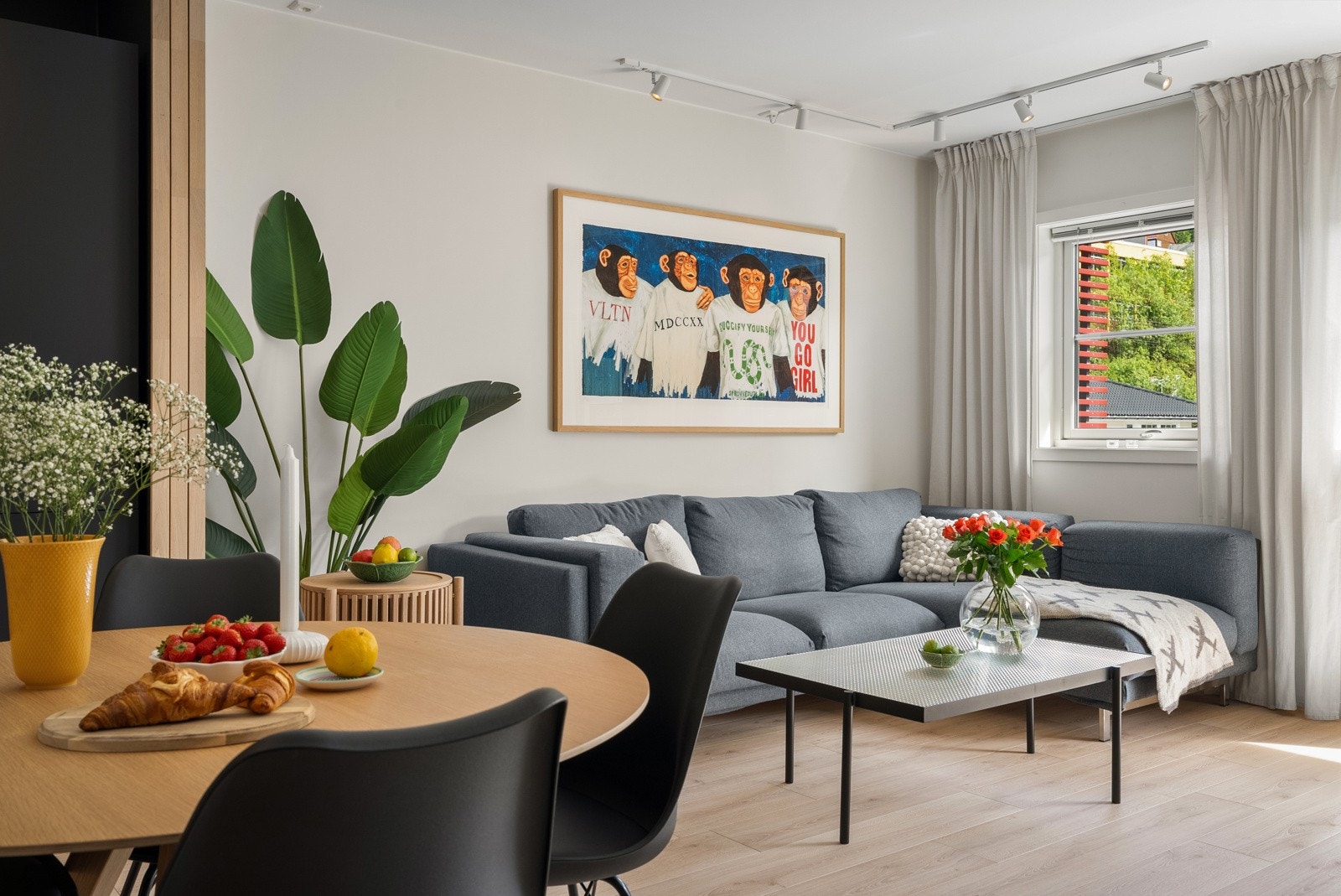 Rommet har store vindusflater som sørger for godt med innslipp av dagslys. Galleribilde