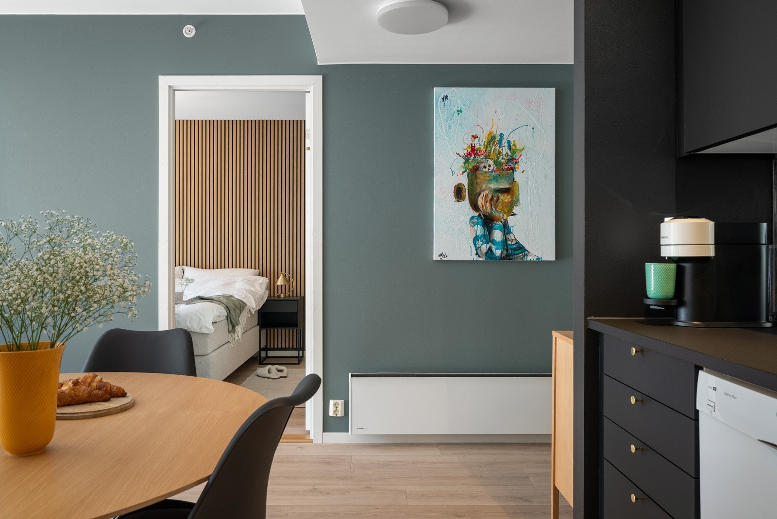 Vi beveger oss inn i leiligheten som er lys og innbydende med god planløsning. Galleribilde